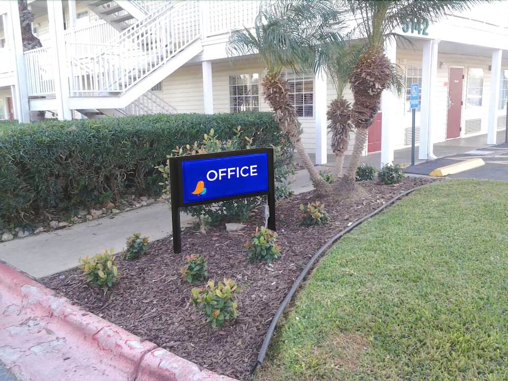 Intown Suites Extended Stay Select Corpus Christi Tx Exterior photo